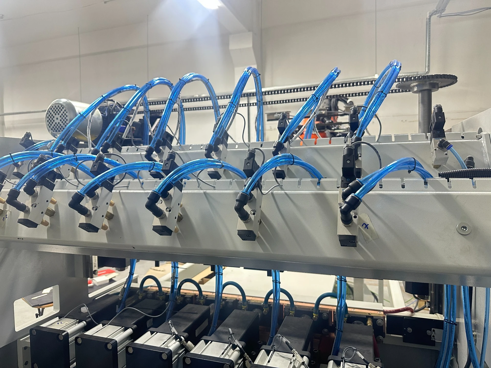 Fila di unità macchina collegate da tubi blu