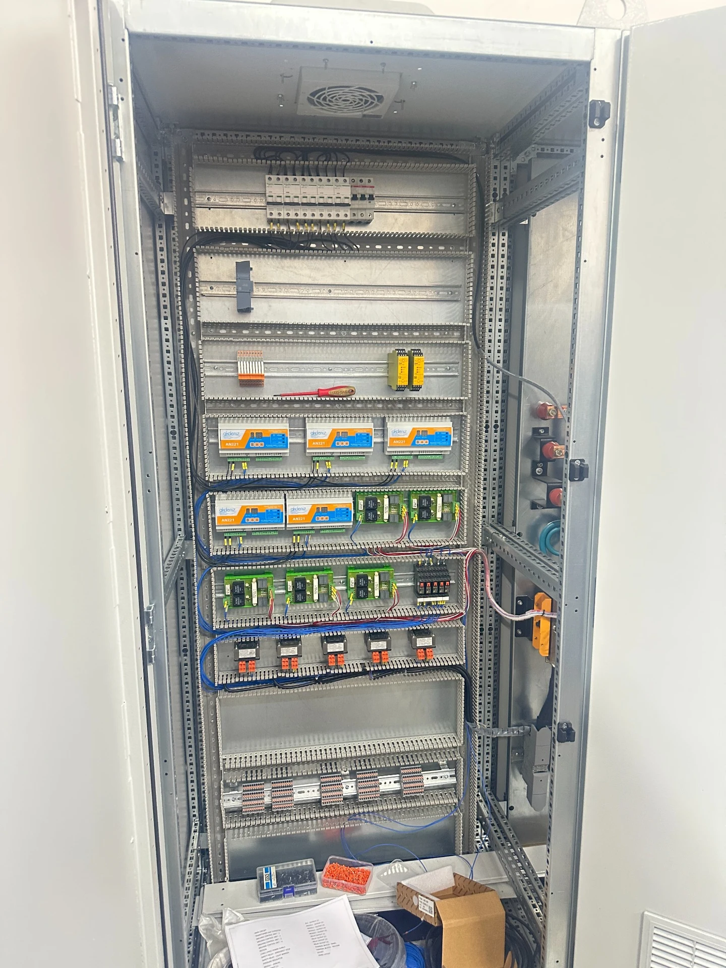 Quadro di controllo con componenti elettrici e cablaggi