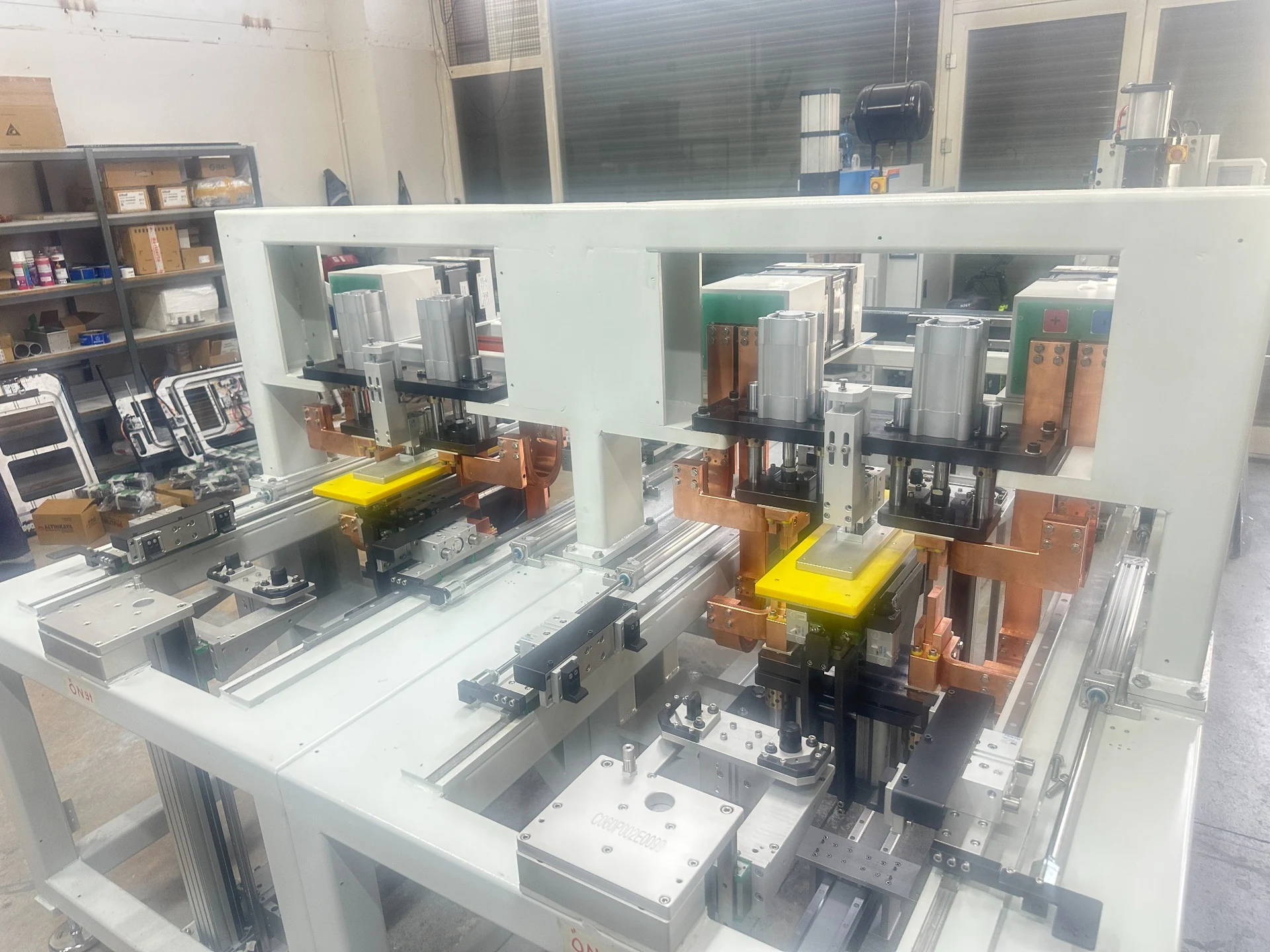 Macchina con più unità verticali in officina