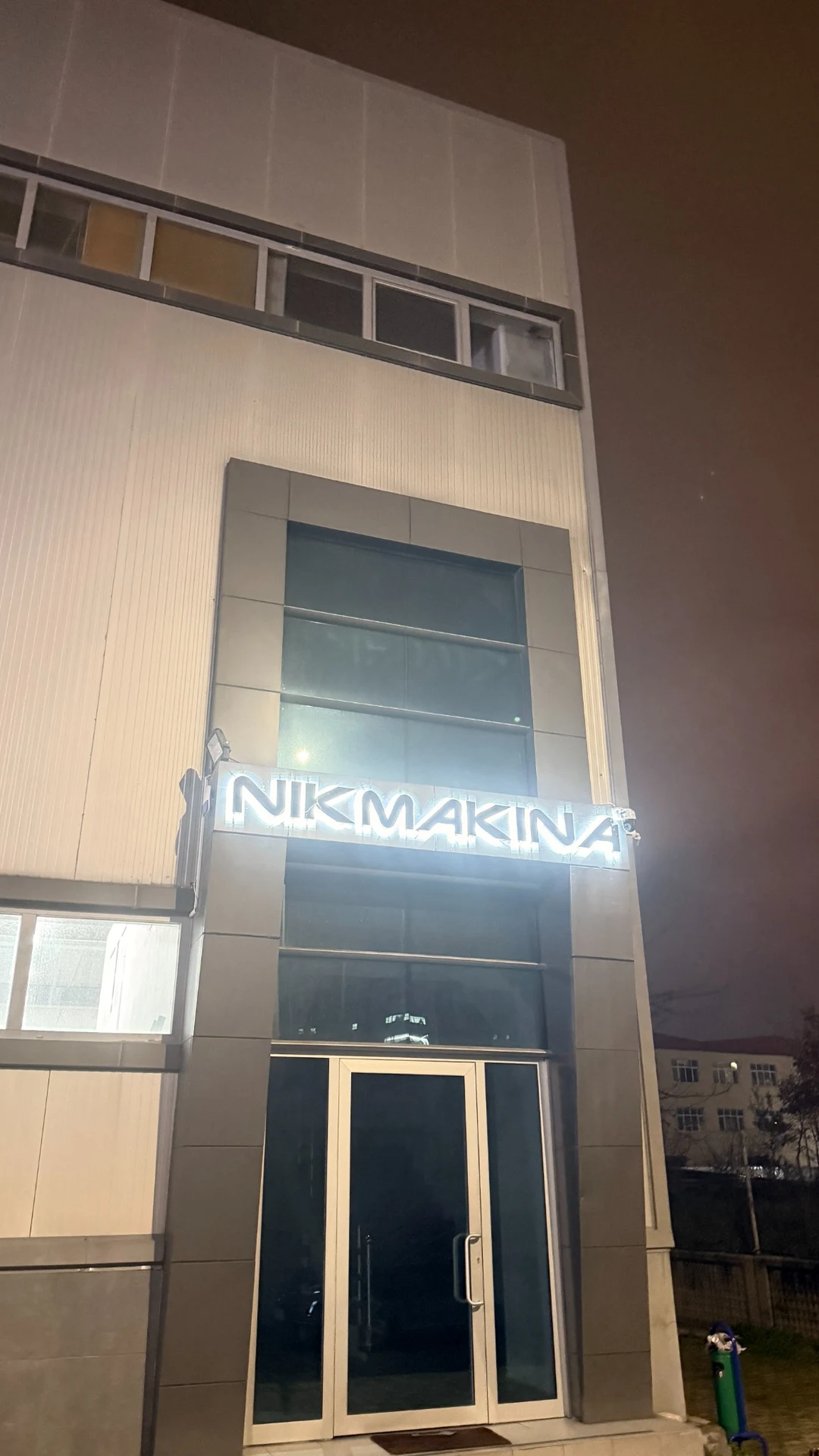 Ingresso della sede con insegna illuminata di notte