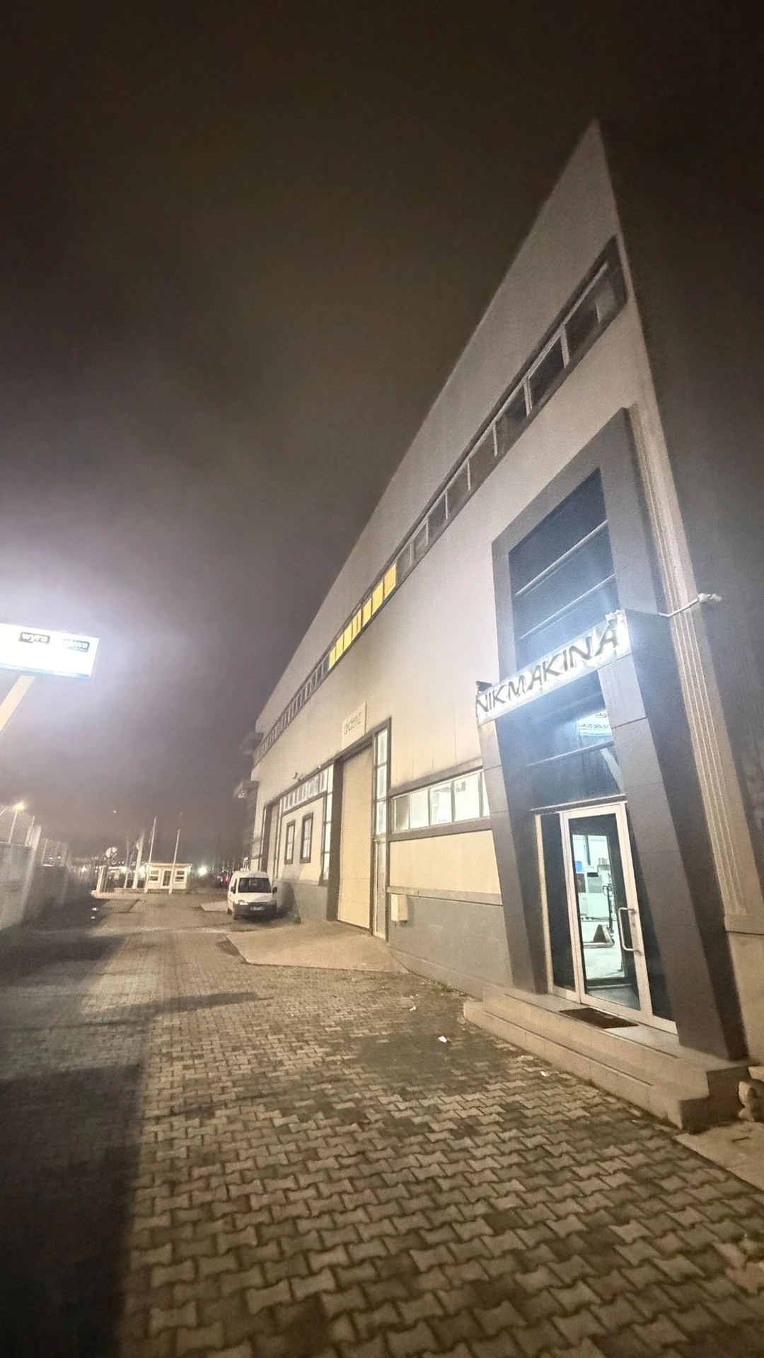 Ingresso dell’officina e vialetto di notte