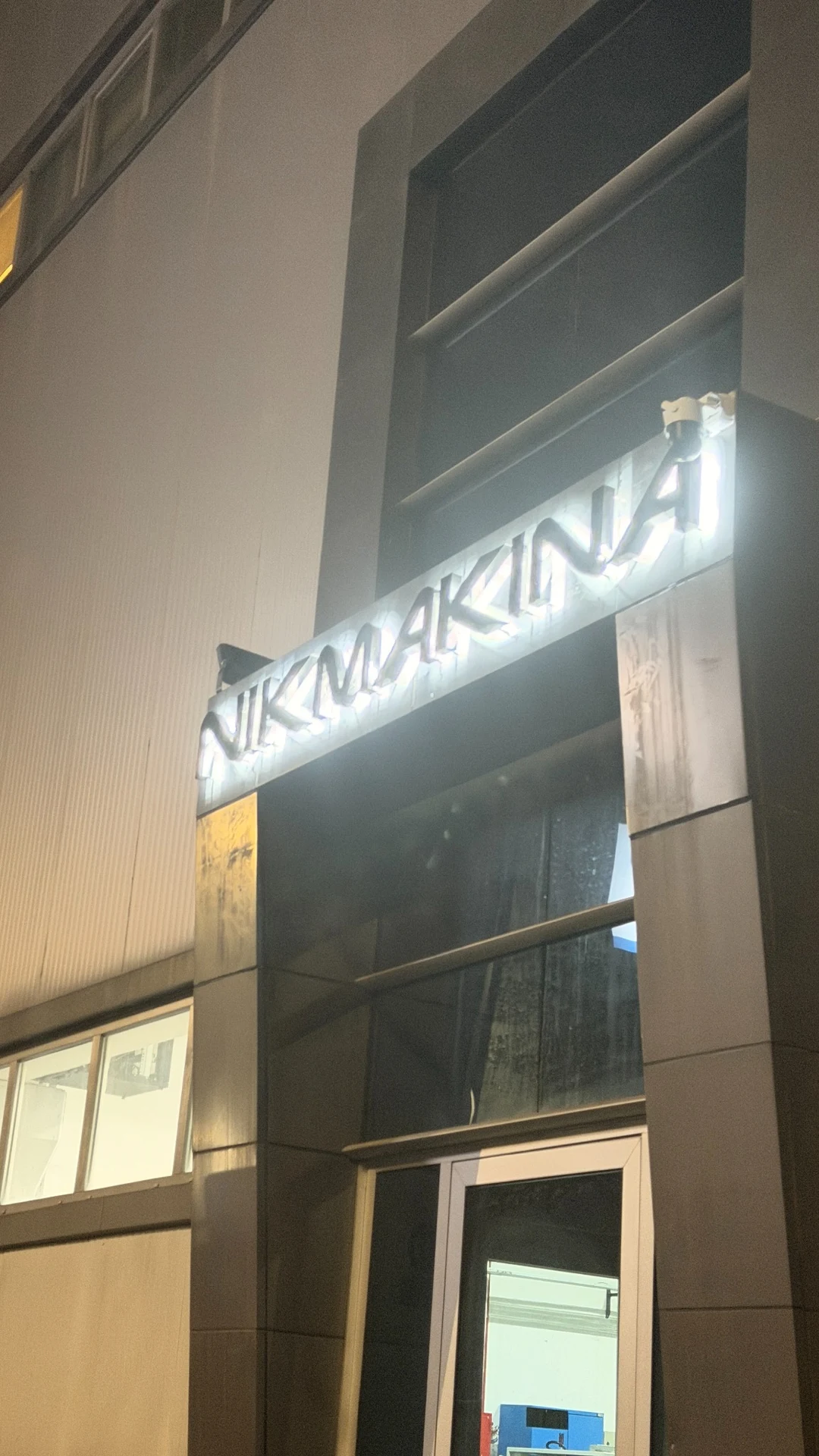 Insegna aziendale illuminata sopra l’ingresso