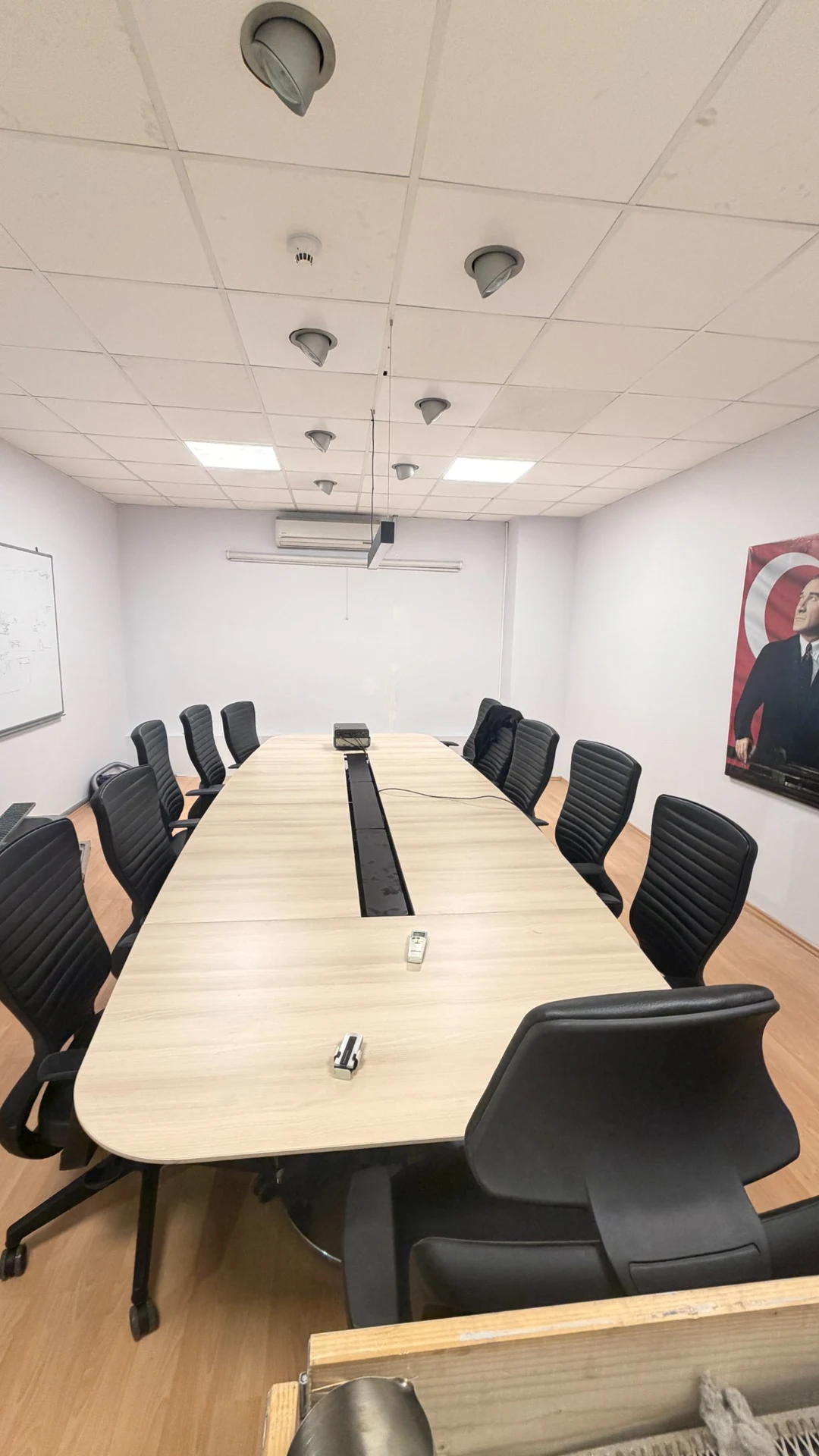 Sala riunioni con lungo tavolo e sedie nere