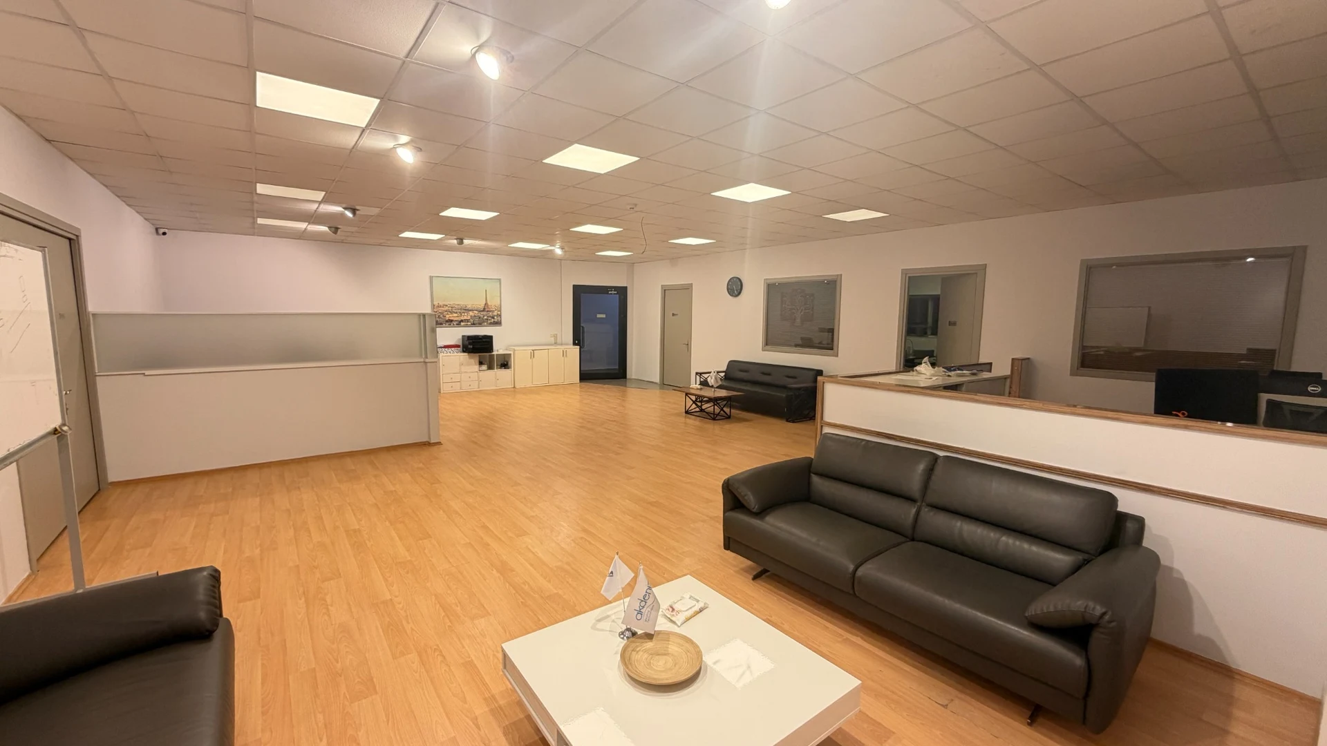 Area reception con divani e bancone