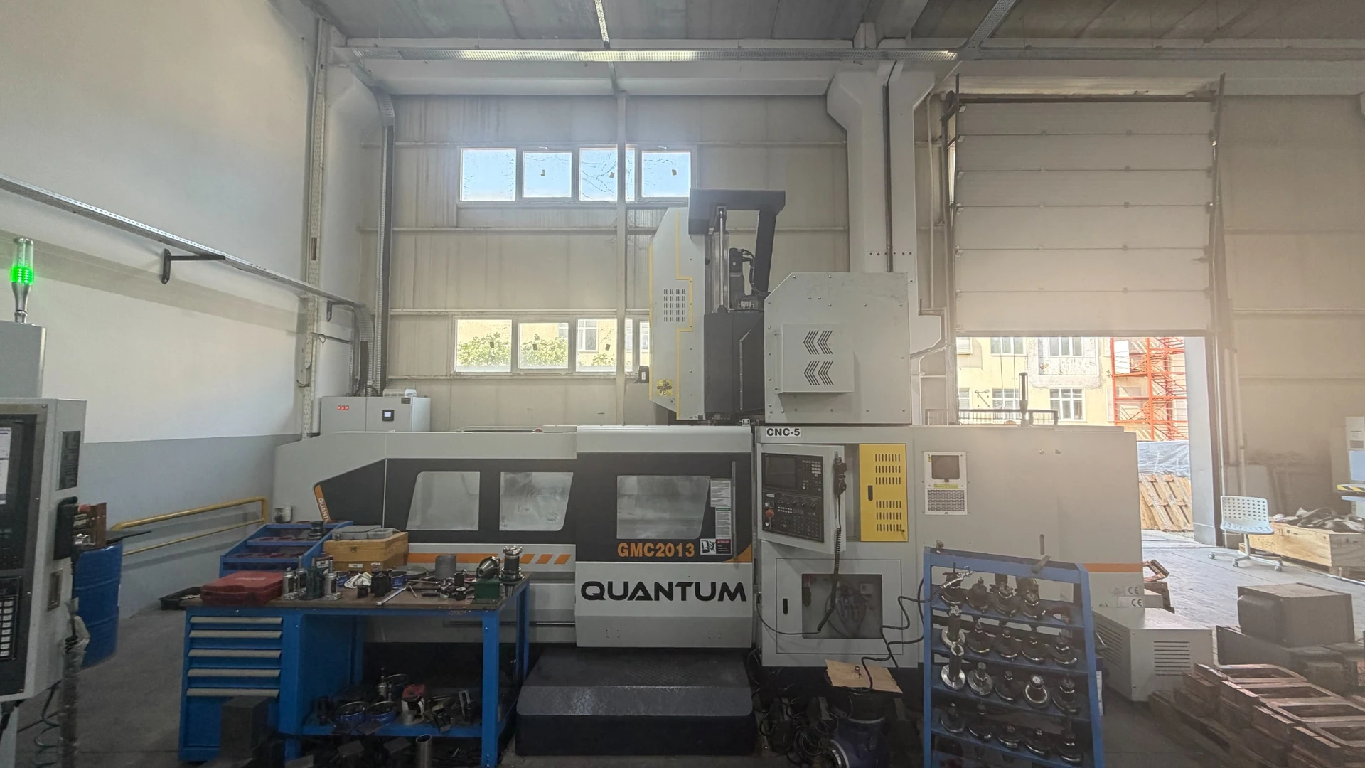 Macchina con cabina chiusa e armadi portautensili in officina