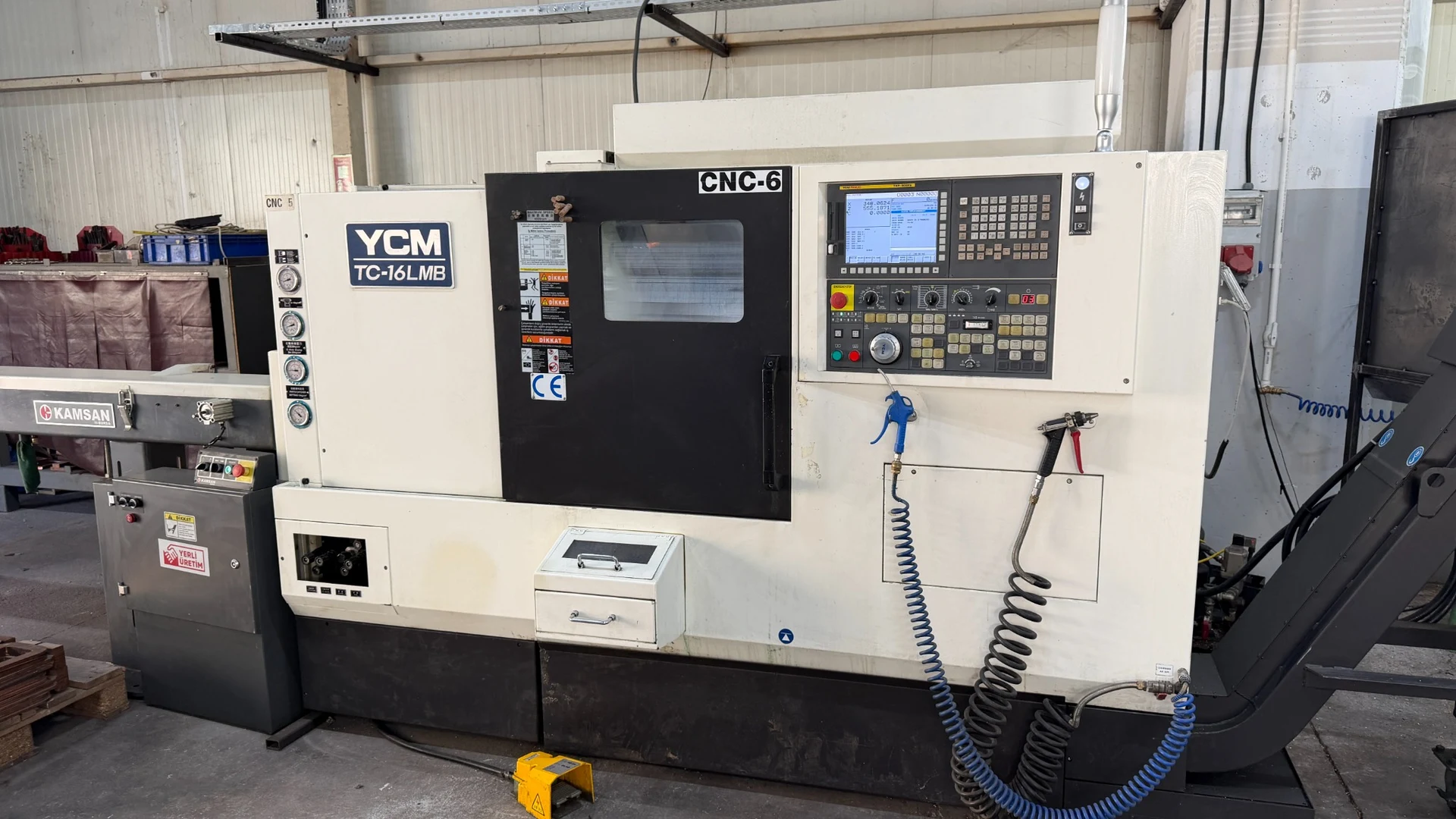 Macchina CNC con cabina chiusa e pannello di controllo